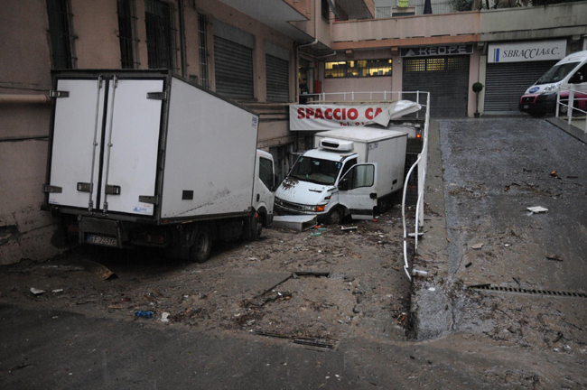 Alluvione a Genova, un morto. E’ polemica, il sindaco: “Mancata allerta” Alluvione a Genova, un morto. E’ polemica, il sindaco: “Mancata allerta”
