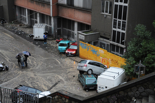 Alluvione a Genova, un morto. E’ polemica, il sindaco: “Mancata allerta” Alluvione a Genova, un morto. E’ polemica, il sindaco: “Mancata allerta”