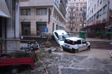 Genova, contestato il sindaco. Renzi: “Pronti due miliardi”