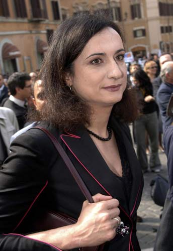 Diritti gay, Vladimir Luxuria va a cena a casa di Silvio Berlusconi