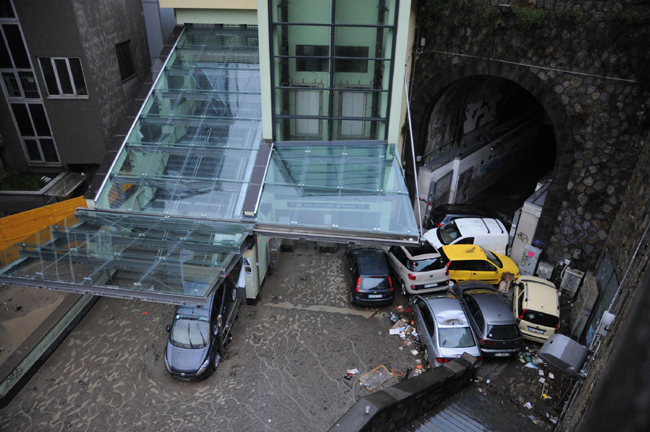 Genova, Grillo contestato dagli “angeli del fango” Genova, Grillo contestato dagli “angeli del fango”