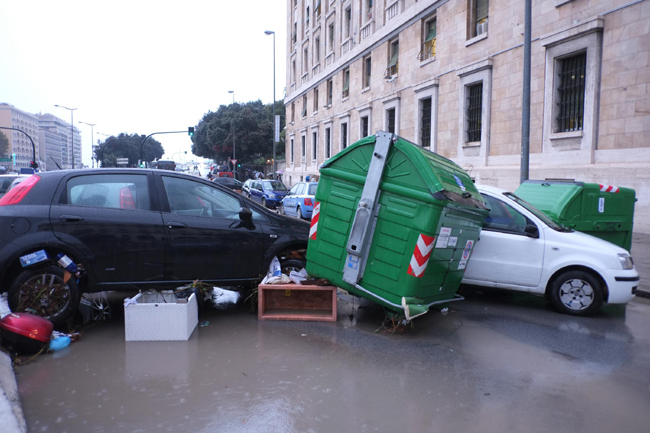 Genova, Grillo contestato dagli “angeli del fango” Genova, Grillo contestato dagli “angeli del fango”