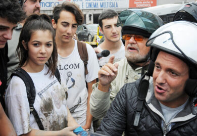 Genova, Grillo contestato dagli “angeli del fango”