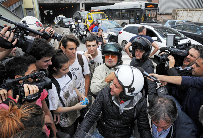 Genova, Grillo contestato dagli “angeli del fango” Genova, Grillo contestato dagli “angeli del fango”