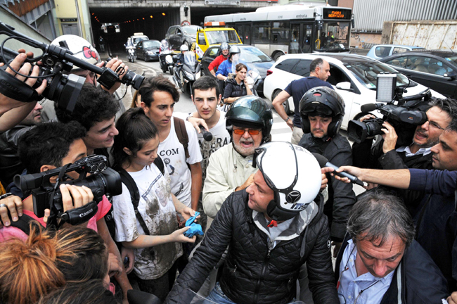 Genova, Grillo contestato dagli “angeli del fango” Genova, Grillo contestato dagli “angeli del fango”