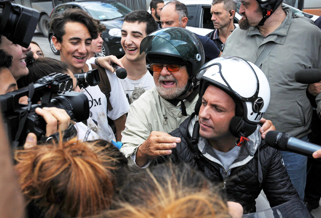 Genova, Grillo contestato dagli “angeli del fango” Genova, Grillo contestato dagli “angeli del fango”