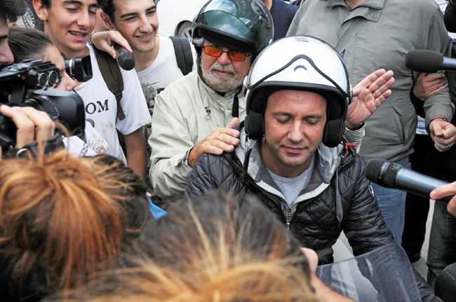 Genova, Grillo contestato dagli “angeli del fango” Genova, Grillo contestato dagli “angeli del fango”