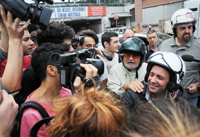 Genova, Grillo contestato dagli “angeli del fango” Genova, Grillo contestato dagli “angeli del fango”