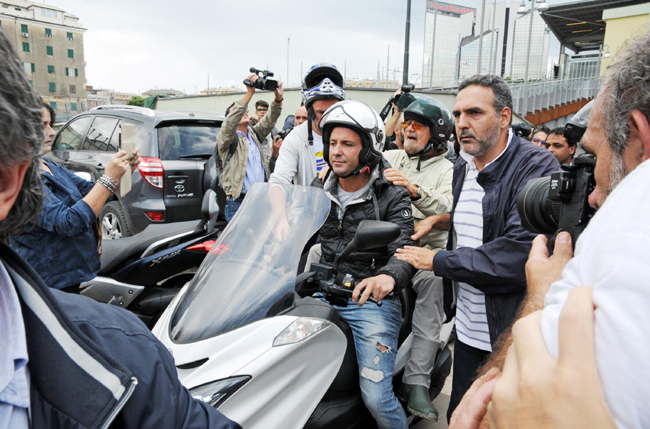 Genova, Grillo contestato dagli “angeli del fango” Genova, Grillo contestato dagli “angeli del fango”