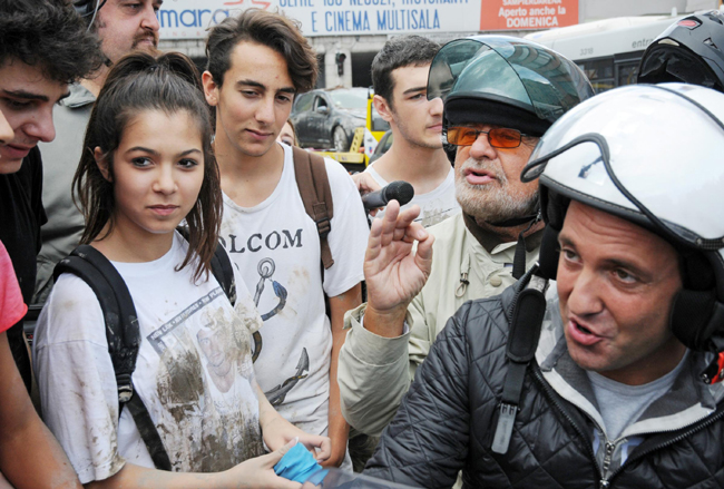 Genova, Grillo contestato dagli “angeli del fango” Genova, Grillo contestato dagli “angeli del fango”
