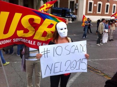 Meridiana, dipendenti salgono su torre di 40 metri dell’aeroporto