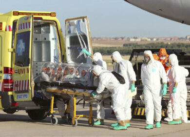 Ebola, via alla sperimentazione sul sangue dei guariti. Lorenzin: “Più controlli in Italia”