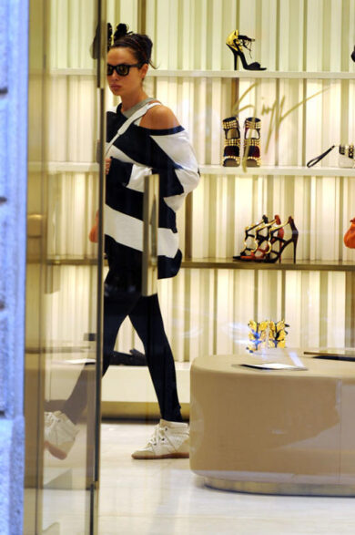 Il ritorno sexy della Minetti, selfie in tanga