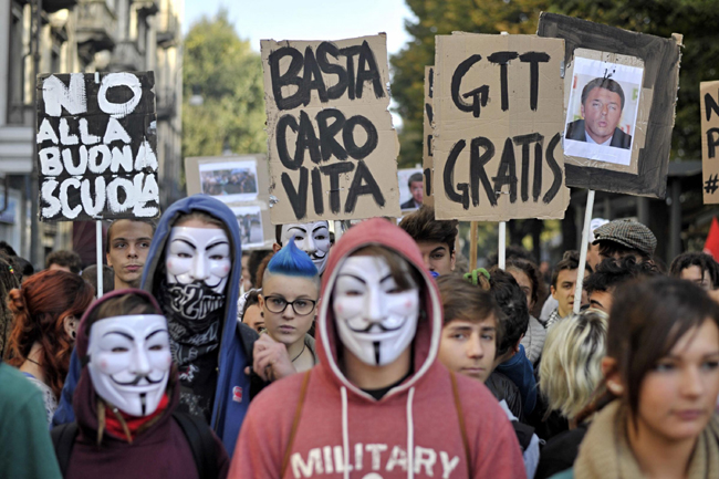 Torino, 10mila in piazza con la Fiom. Scontri tra studenti e polizia