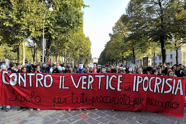 Torino, 10mila in piazza con la Fiom. Scontri tra studenti e polizia