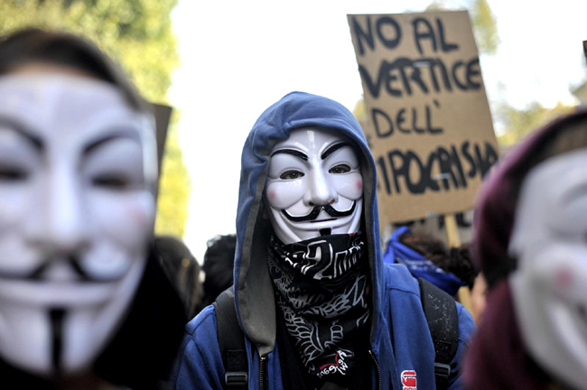 Torino, 10mila in piazza con la Fiom. Scontri tra studenti e polizia