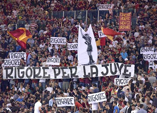 Rigore per la Juve. L’Olimpico se la ride. Steso il Chievo, Roma con la testa al Bayern
