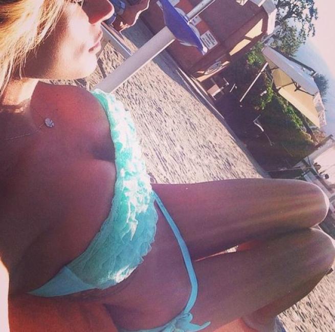 “Mamma, ma sei nuda!”. La Corvaglia ‘sgridata’ dalla figlia