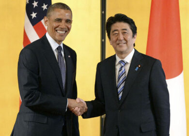 Le donne mollano Abe. Tokyo, si dimettano due ministre