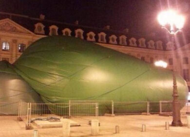 Parigi, l’albero-dildo di McCarthy sgonfiato per protesta. Intervista alla filosofa