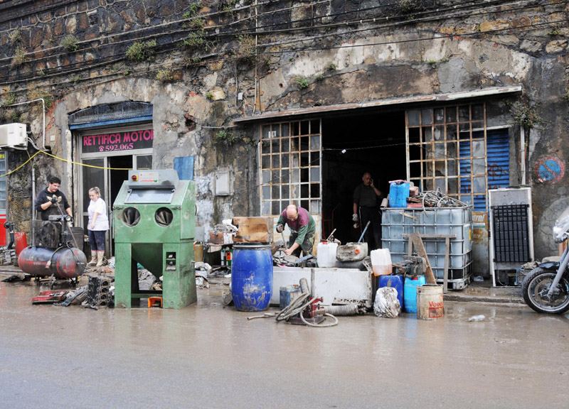 Alluvione a Genova, tensione al corteo. Lancio di uova contro il Comune Alluvione a Genova, tensione al corteo. Lancio di uova contro il Comune