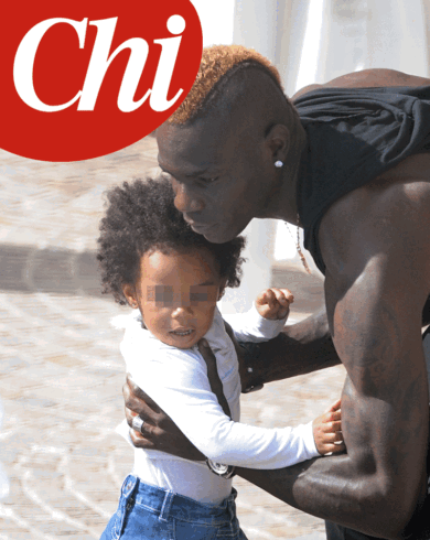 Mario Balotelli cuore di papà: che tenero con la piccola Pia. Foto