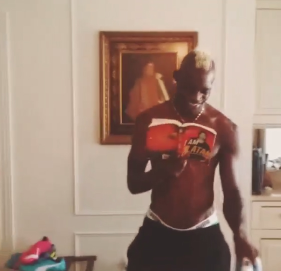 Mario Balotelli cuore di papà: che tenero con la piccola Pia. Foto Mario Balotelli cuore di papà: che tenero con la piccola Pia. Foto
