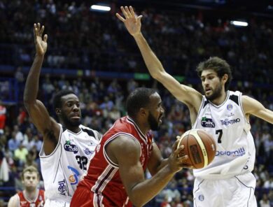 Samuels dominante (voto 8). Lampi di Kleiza e Brooks. Pagelle Olimpia