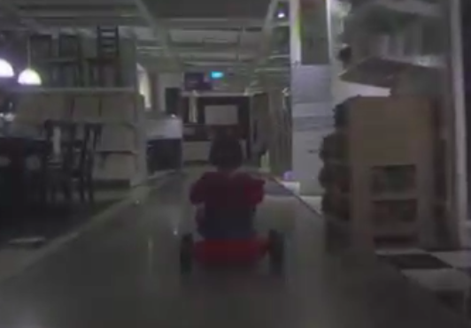 Halloween, l’omaggio di Ikea a Shining. Video Halloween, l’omaggio di Ikea a Shining. Video