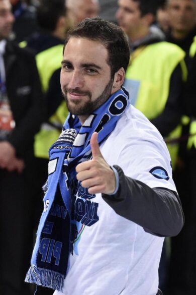 Il pulman del Napoli parte senza Higuain e Albiol. Ritorno in aereo