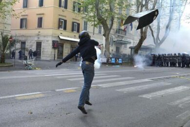 I neonazisti infiammano la Germania. E la Merkel teme gli attentati dell’Isis