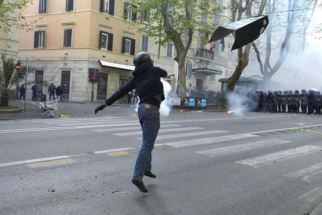 I neonazisti infiammano la Germania. E la Merkel teme gli attentati dell’Isis I neonazisti infiammano la Germania. E la Merkel teme gli attentati dell’Isis