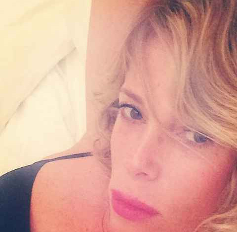 Alessia Marcuzzi, “la pinella brilla” e gli scatti social sul divano