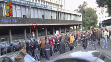 Operai contro Polizia, la Questura: “Solo azione di contenimento”