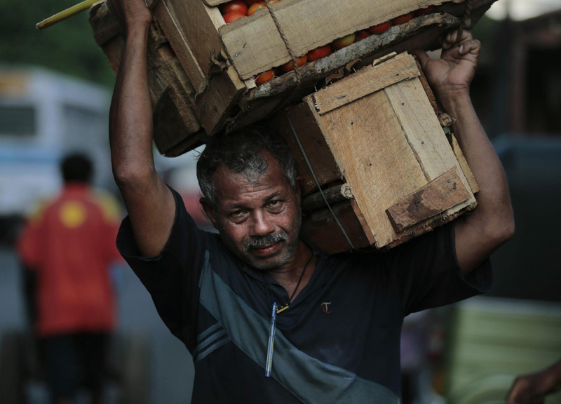 Sri Lanka, ondata di fango inghiotte villaggi: 10 morti, 300 dispersi Sri Lanka, ondata di fango inghiotte villaggi: 10 morti, 300 dispersi