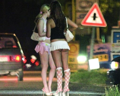 Eur, prostitute e parcheggiatori. Il bluff delle zone a luci rosse Eur, prostitute e parcheggiatori. Il bluff delle zone a luci rosse