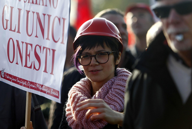 Jobs Act, Renzi contestato a Brescia dalla Fiom Jobs Act, Renzi contestato a Brescia dalla Fiom