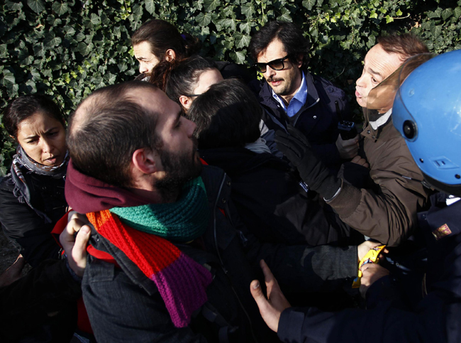 Jobs Act, Renzi contestato a Brescia dalla Fiom Jobs Act, Renzi contestato a Brescia dalla Fiom
