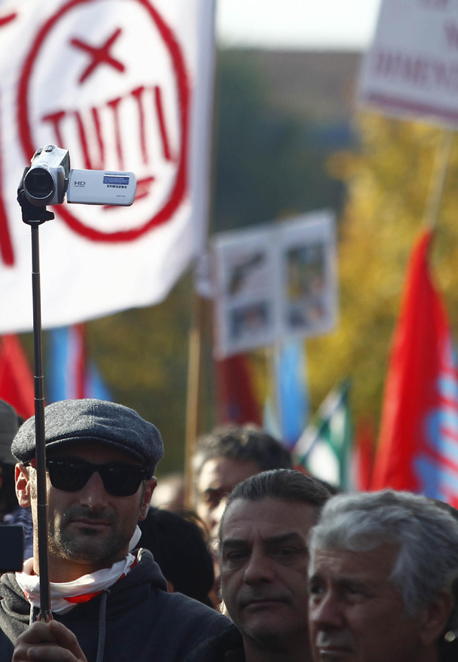 Jobs Act, Renzi contestato a Brescia dalla Fiom Jobs Act, Renzi contestato a Brescia dalla Fiom
