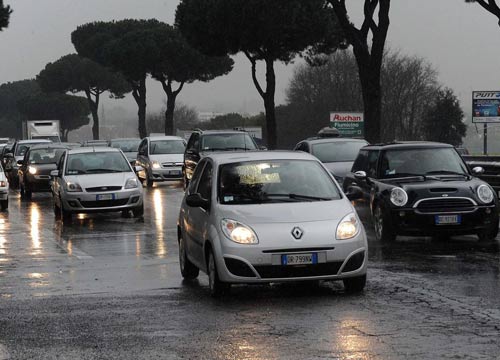 Pioggia da paura. E’ emergenza. Chiuse le scuole, Roma trema Pioggia da paura. E’ emergenza. Chiuse le scuole, Roma trema