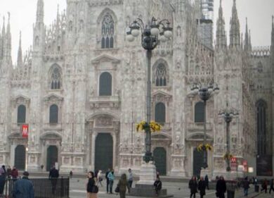 L’imbrattatore del Duomo ha agito da solo. E’ caccia al writer