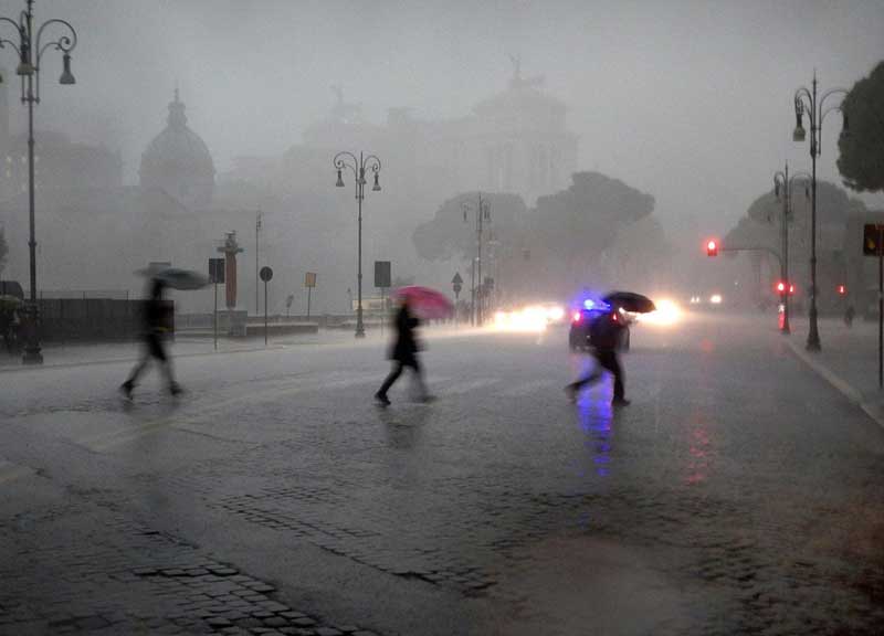 Ciclone, notte di paura in Sicilia. Al Nordest rimane l’allarme rosso Ciclone, notte di paura in Sicilia. Al Nordest rimane l’allarme rosso