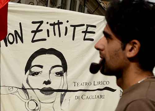 La cultura “le suona al Governo”. L’Opera in piazza: “Massacrati” La cultura “le suona al Governo”. L’Opera in piazza: “Massacrati”