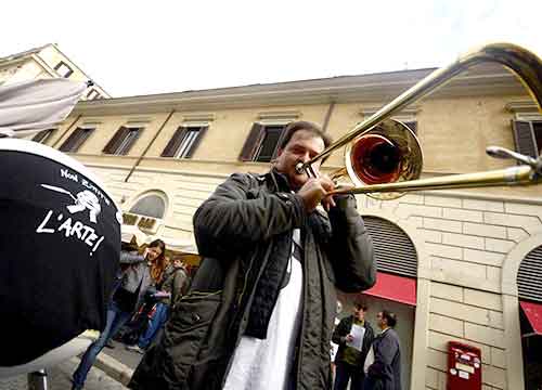 La cultura “le suona al Governo”. L’Opera in piazza: “Massacrati” La cultura “le suona al Governo”. L’Opera in piazza: “Massacrati”