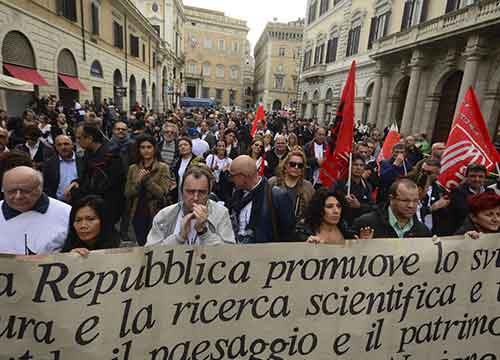 La cultura “le suona al Governo”. L’Opera in piazza: “Massacrati” La cultura “le suona al Governo”. L’Opera in piazza: “Massacrati”
