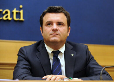 Centinaio (Lega): Berlusconi dice sì a Renzi per salvare Mediaset