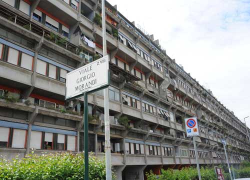 Sassi e bombe carta contro i rifugiati. Assedio a Tor Sapienza Sassi e bombe carta contro i rifugiati. Assedio a Tor Sapienza