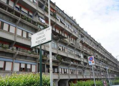 Sassi e bombe carta contro i rifugiati. Assedio a Tor Sapienza