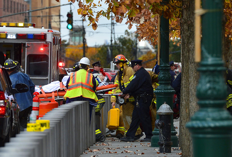 NY, salvi i lavavetri sospesi nel vuoto sulla Freedom Tower NY, salvi i lavavetri sospesi nel vuoto sulla Freedom Tower