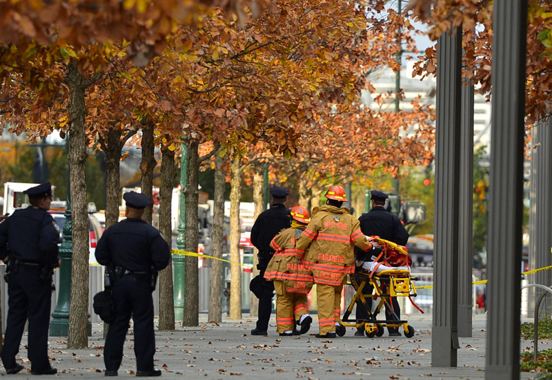 NY, salvi i lavavetri sospesi nel vuoto sulla Freedom Tower NY, salvi i lavavetri sospesi nel vuoto sulla Freedom Tower